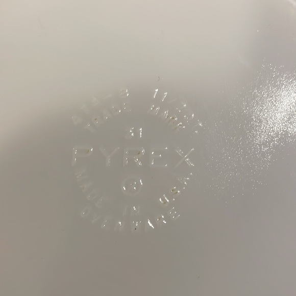 Vintage pyrex yellow daisy 2.5L,  1-1/2qt olive casserole dish. Great condition. - Picture 7 of 12